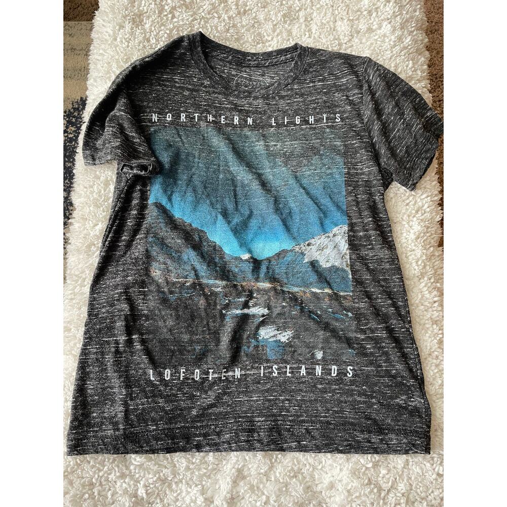 Capsule “ Northern Lights” Boys Sz. S Gray Design Tee. Great Top